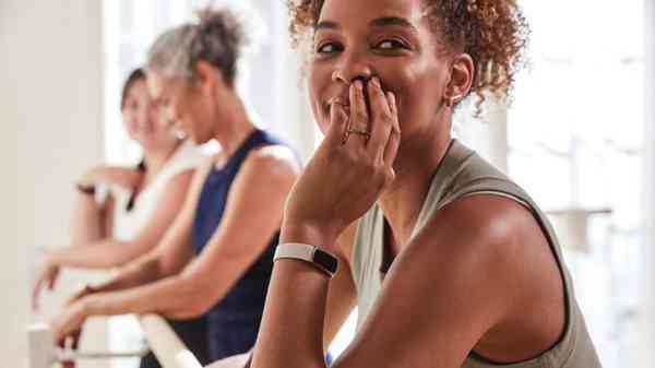 1618873101_fitbit-luxe_story