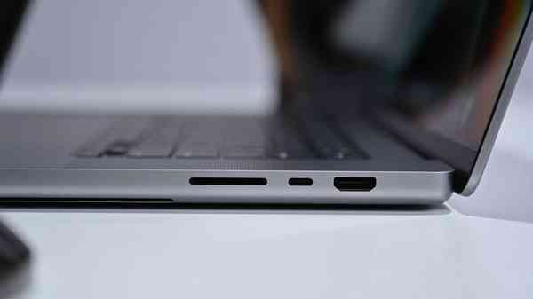45240-88138-Right-Side-Ports-on-MacBook-Pro-xl