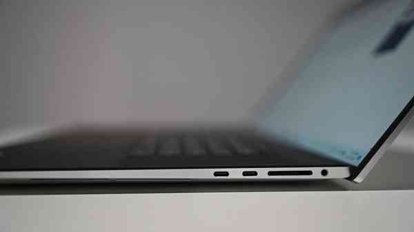 45242-89518-Dell-XPS-17-Ports-xl