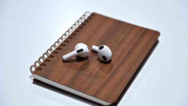 45459-88541-AirPods-3-Earbuds-2-xl