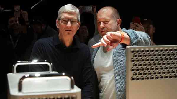 45523-88576-44713-86870-Jony-ive-with-Tim-Cook-xl-xl