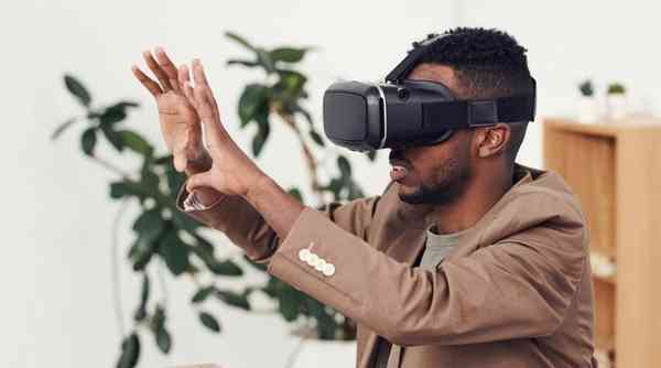 45851-89221-41213-79898-vr-headset-guy-Pexels-xl-xl