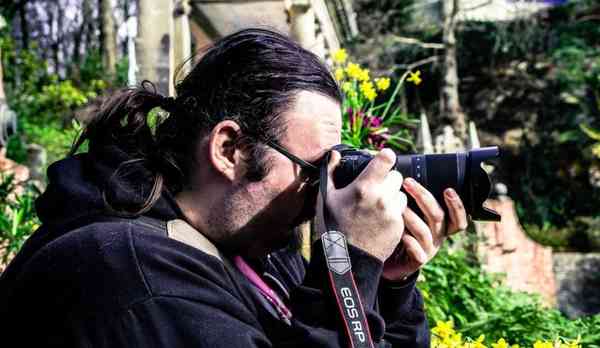 46326-90458-author-with-camera-xl