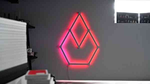 46361-90335-45030-87585-Nanoleaf-lines-Red-Behind-Desk-xl-xl