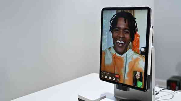 46557-90915-Kensington-StudioDock-Facetime-Call-Portrait-xl