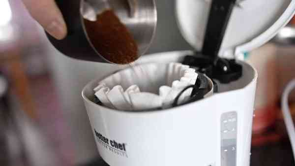47906-93606-Loading-Coffee-into-Coffee-Maker-xl