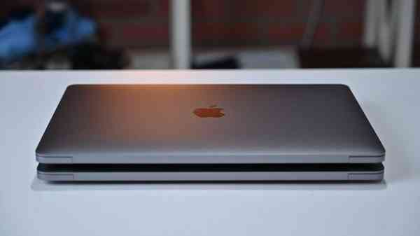 48767-96093-Stacked-MacBook-Pros-xl