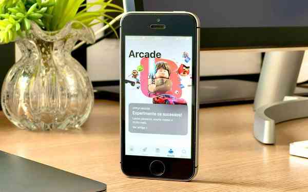 Apple-Arcade-on-2016-iPhone-SE