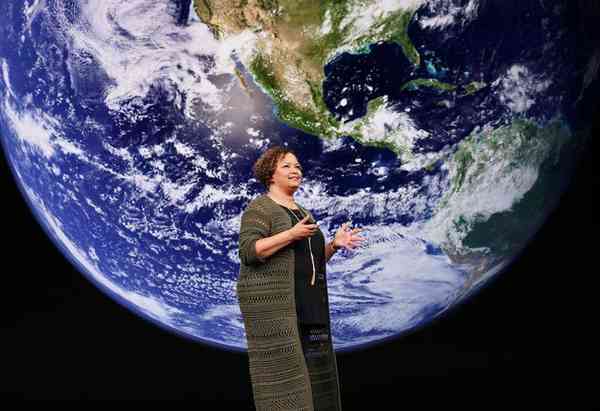 Apple-keynote-Lisa-Jackson-09122018