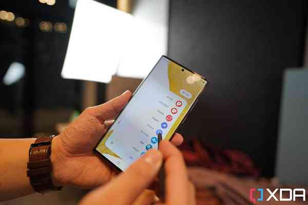 Galaxy-S22-ultra-s-pen-in-action-1024x683-1