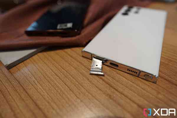 Galaxy-S22-ultra-sim-tray4455-1024x683-1