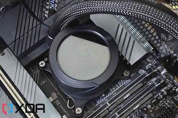 Gigabyte-Aorus-Waterforce-x360-AIO-cooler-pump-1024x683-1