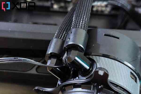 Gigabyte-Aorus-Waterforce-x360-Coolant-pipes-1024x683-1