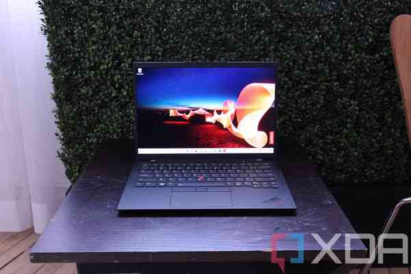 Lenovo-ThinkPad-X1-Carbon-Gen-10-2