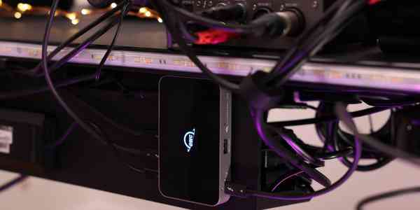 OWC-thunderbolt-Hub-mounted-on-back-of-desk