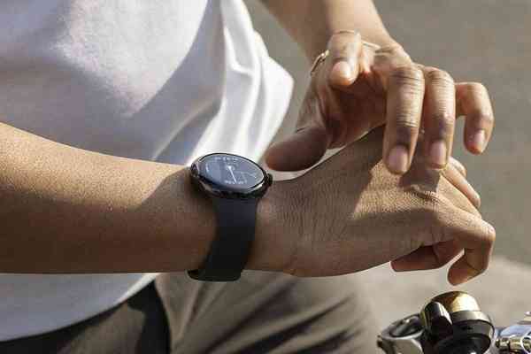 Pixel-Wathc-with-Google-Maps-1024x683-1