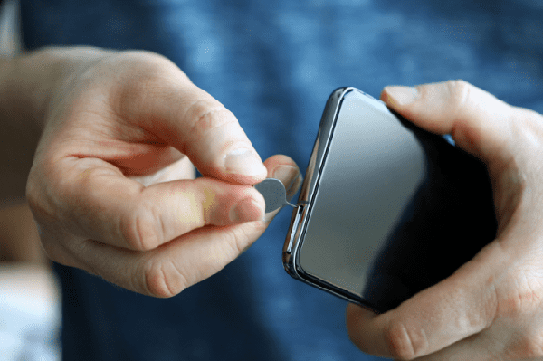 SIM-Card-Ejection-Android-Example-640x426-1 SIM-Card-Ejection-Android-Example-640x426-1