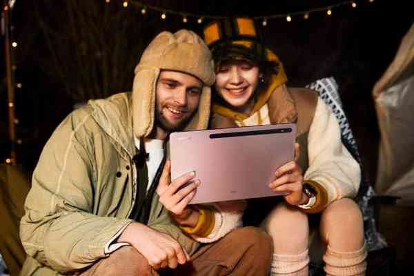Samsung-Galaxy-Tab-S8-Pink-Gold-Marketing-Image_50444-1024x683-1