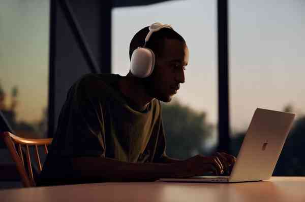 apple_airpods-max_listening-experience_12082020_big_carousel.jpg.large_
