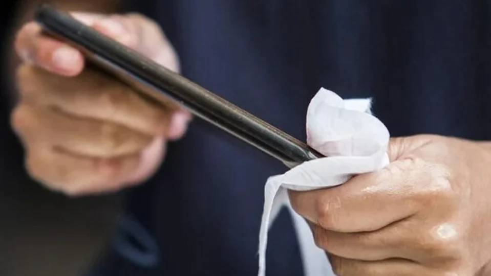 disinfect_phone_Pixabay_1636000496116_1636000549947 disinfect_phone_Pixabay_1636000496116_1636000549947