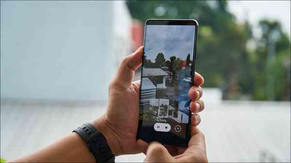 hands-photo-samsung-galaxy-s21-ultra