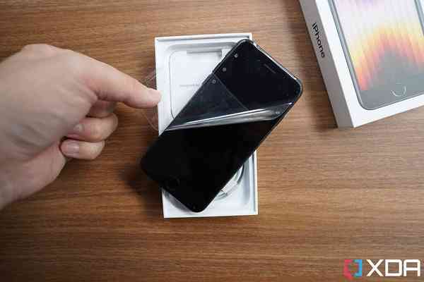 iPhone-SE-3-2022-unboxing-3-1024x683-1