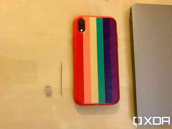 insert-sim-card-on-iPhone-1-1024x768-1