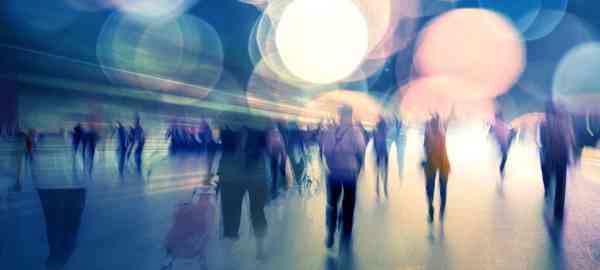 life-at-night-of-modern-city-picture-id510563425