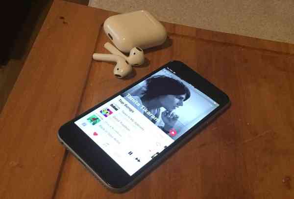 27817-42155-004-Apple-Music-player-xl 27817-42155-004-Apple-Music-player-xl