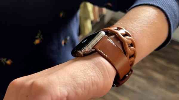45590-88743-Wearing-Apple-Watch-Series-7-Hermes-xl 45590-88743-Wearing-Apple-Watch-Series-7-Hermes-xl