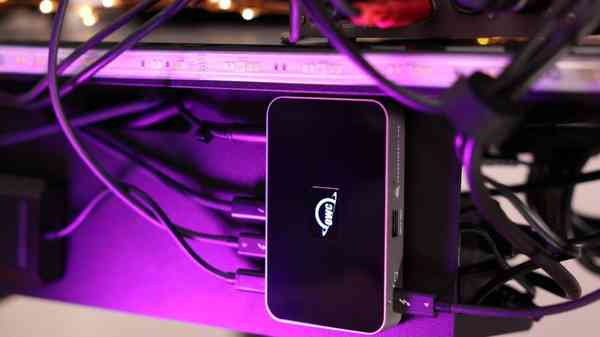 OWC-Thunderbolt-Hub-mounted-on-desk
