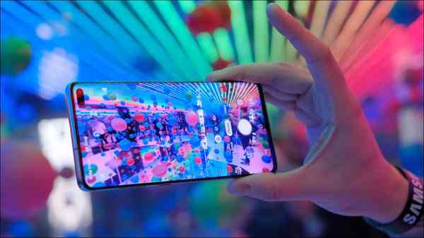 hand-holding-colorful-samgsung-galaxy-s10