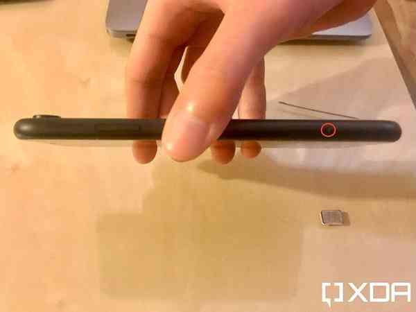 insert-sim-card-on-iPhone-4-1024x768-1