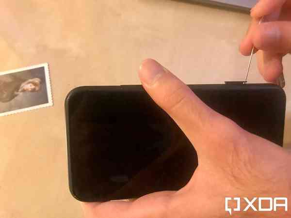 insert-sim-card-on-iPhone-5-1024x768-1