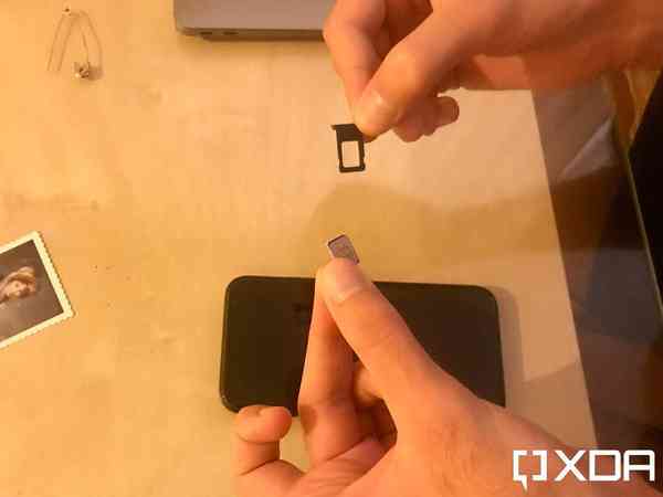 insert-sim-card-on-iPhone-6-1024x768-1