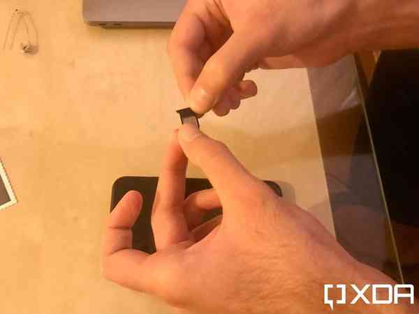 insert-sim-card-on-iPhone-7-1024x768-1