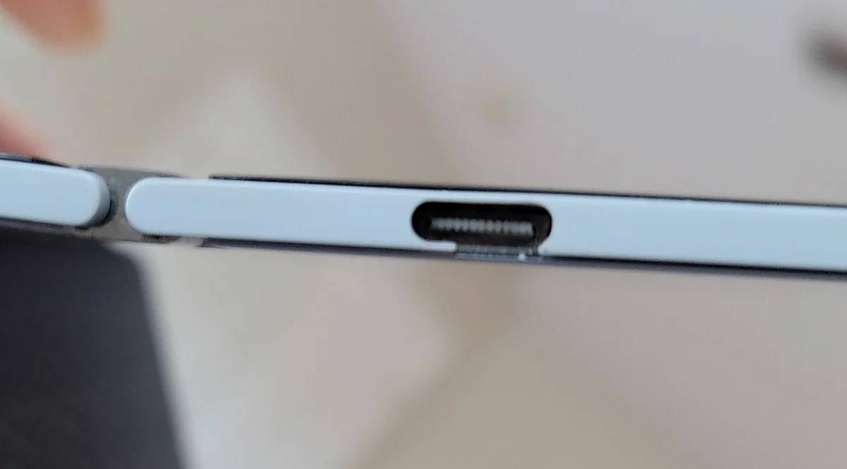 surface-duo-usb-c-port-header