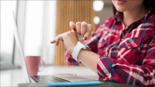 woman-tapping-apple-smartwatch woman-tapping-apple-smartwatch