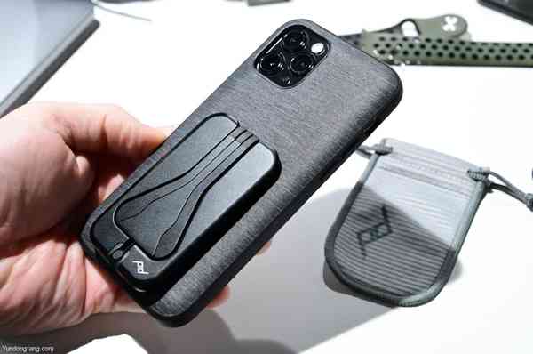 38303-72764-Peak-Design-Mobile-Tripod-on-Everyday-Case-xl