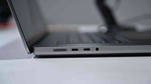 45240-88137-Left-Side-Ports-on-MacBook-Pro-xl