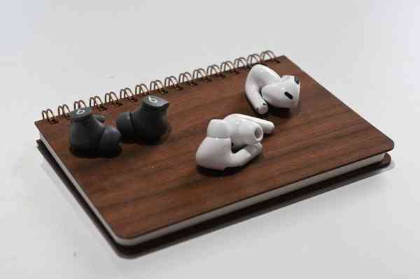 45518-88615-Earbuds-on-Notebook-xl 45518-88615-Earbuds-on-Notebook-xl