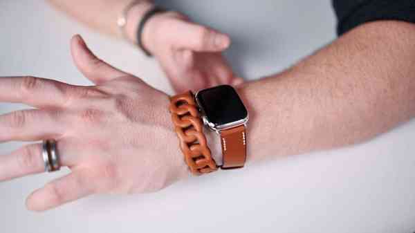 45590-88733-41mm-Silver-Apple-Watch-Series-7-Hermes-on-Wrist-xl