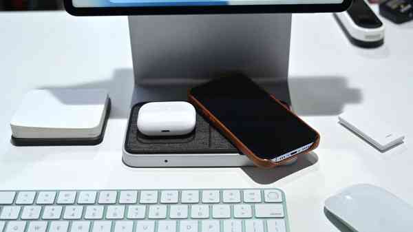 46557-90911-Chargers-on-Kensington-StudioDock-xl