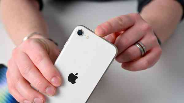 47394-93169-Pointing-to-iPhone-SE-Camera-xl