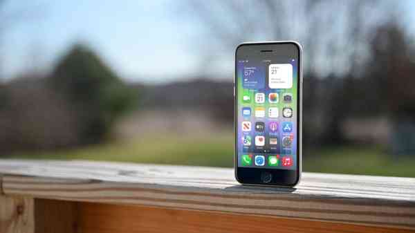 47394-93171-iPhone-SE-3-Display-in-Sun-xl