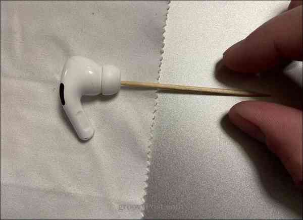 6-clean-AirPods-with-Toothpick 6-clean-AirPods-with-Toothpick