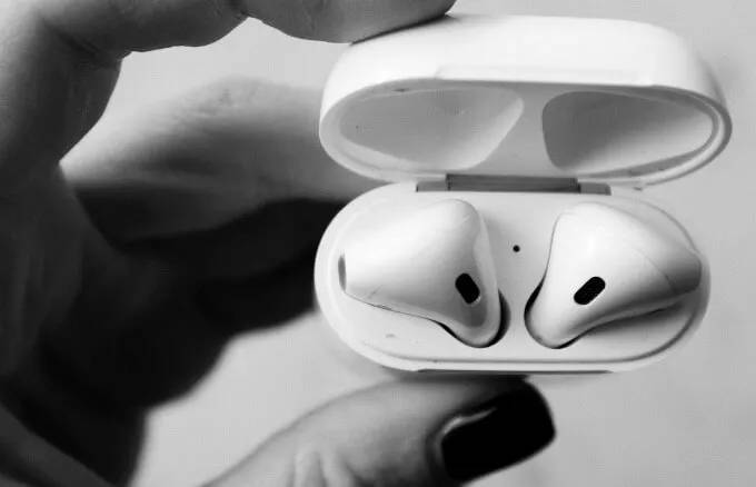 7-how-to-connect-airpods-to-a-chromebook-disconnect-airpods-close-lids.jpg.webp_ 7-how-to-connect-airpods-to-a-chromebook-disconnect-airpods-close-lids.jpg.webp_
