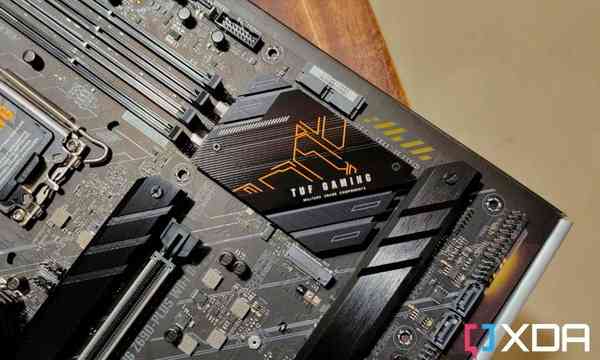 ASUS-TUF-Gaming-Z690-Plus-WiFi-D4-motherboard-chipset-heatsink