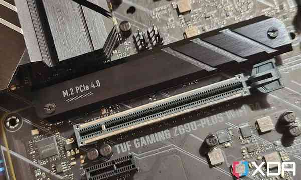 ASUS-TUF-Gaming-Z690-Plus-WiFi-D4-pcie-slot-1