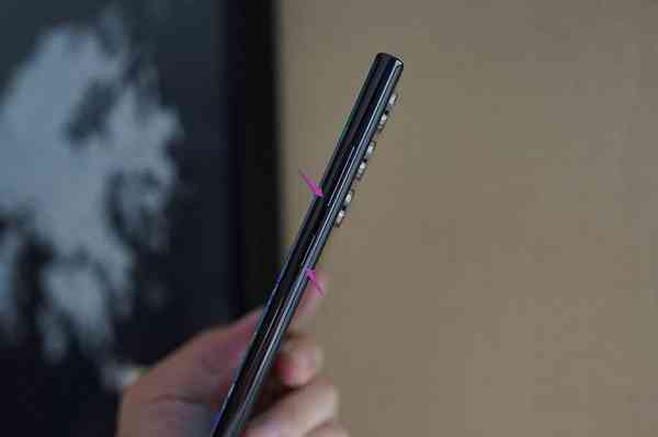 Side-view-of-the-Galaxy-S22-Ultra-with-arrows-pointing-at-side-key-and-volume-down-button-2-1024x682-1